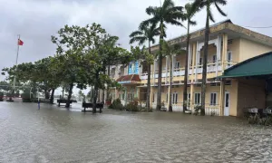 Huế cho gần 295.000 học sinh nghỉ học tránh lũ