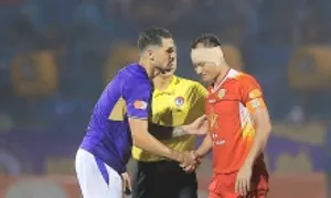 Cựu tuyển thủ Việt Nam bị giẫm rách tai ở V-League