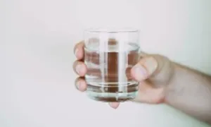 Lượng nước cần uống để bảo vệ thận và kiểm soát acid uric